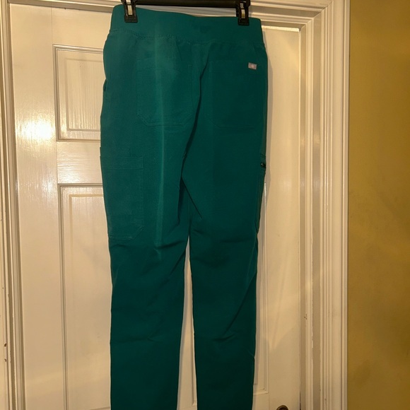 Figs Yola Pant in Hunter Green
Size M
Stain pictured above - Picture 2 of 3